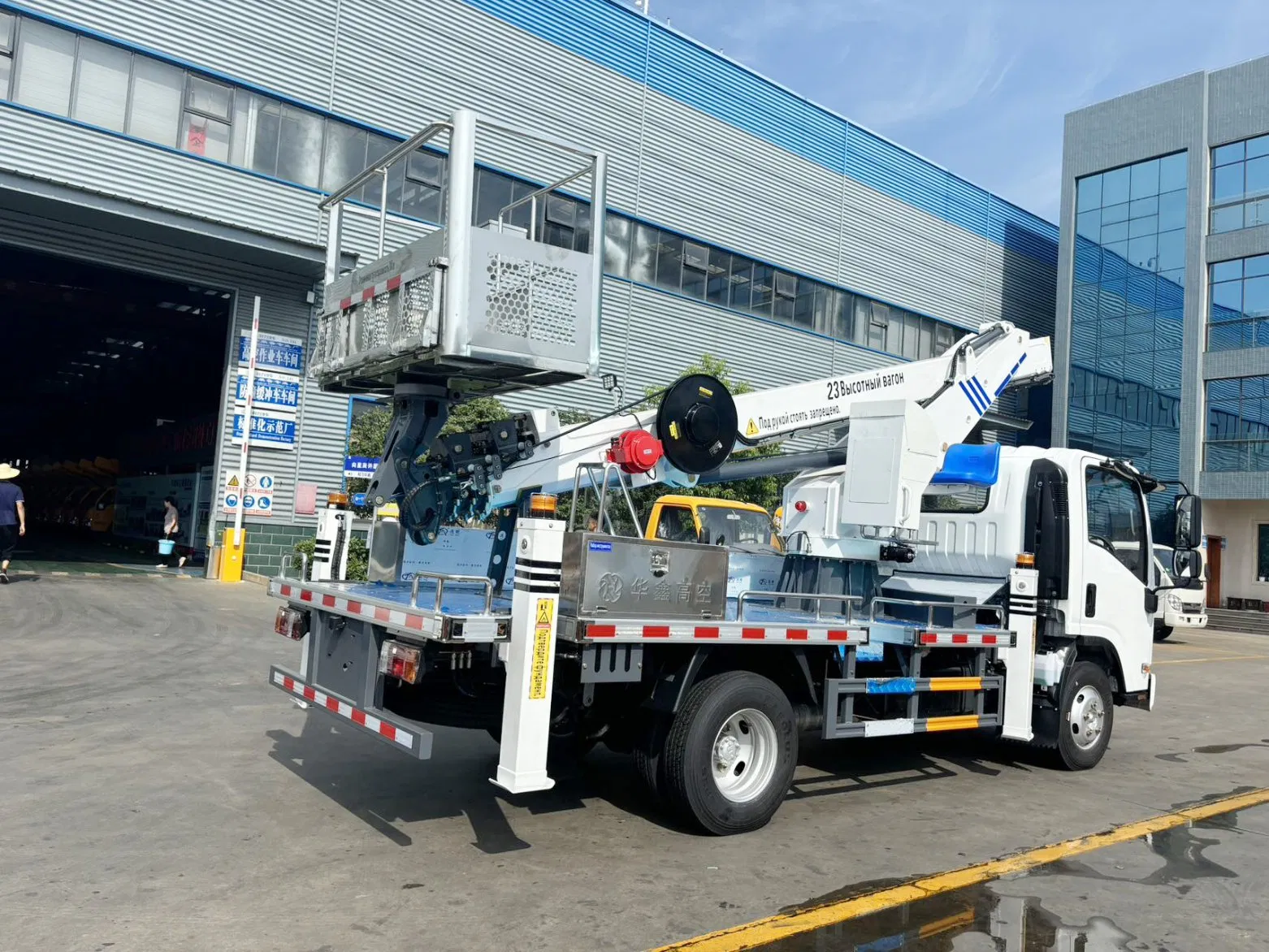 Isuzu Elf 4X2 Drive 24m 28m 33m Hydraulic Ladder Truck Insulated Boom Aerial Work Platform Hanging Basket Hydraulic Ladder Truck