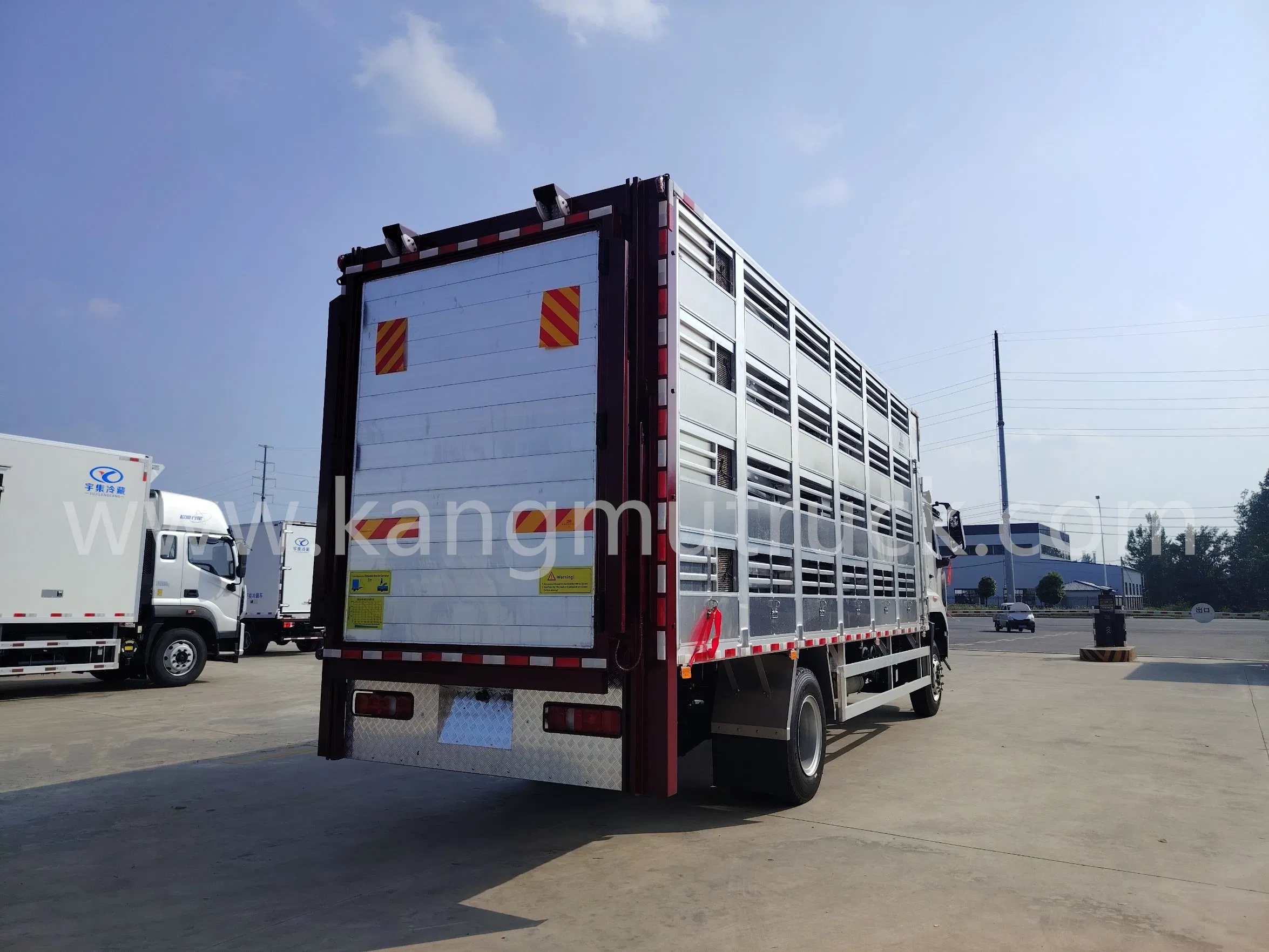 High-Quality 4X2 Drive Configuration Sinotruk Livestock Transport Truck for Pig Transfer