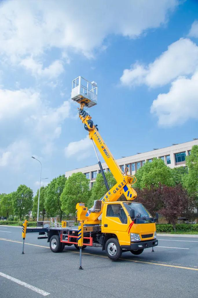 High Altitude Operation 25m 29m 30m 32m 33m 42m 45m 48m Aerial Work Ladder Lift Platform Lifting Pickup Crawler Bucket Hydraulic FAW HOWO Specification Truck