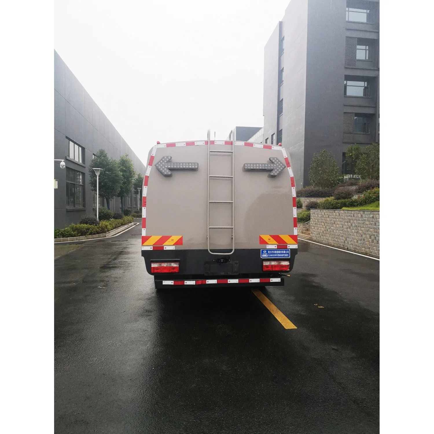 Dongfeng Cl5090gqxbev Pure Electric 9t Guardrail Cleaning Truck