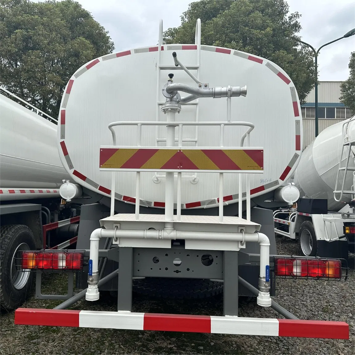 Sinotruk HOWO New Used Factory 4X2 6X4 8X4 300HP 380HP 400HP 10cub 20cub 30cub Cargo Heavy Fire Fighting Drinking Sprinkler Bowser Water Tanker Tank Truck