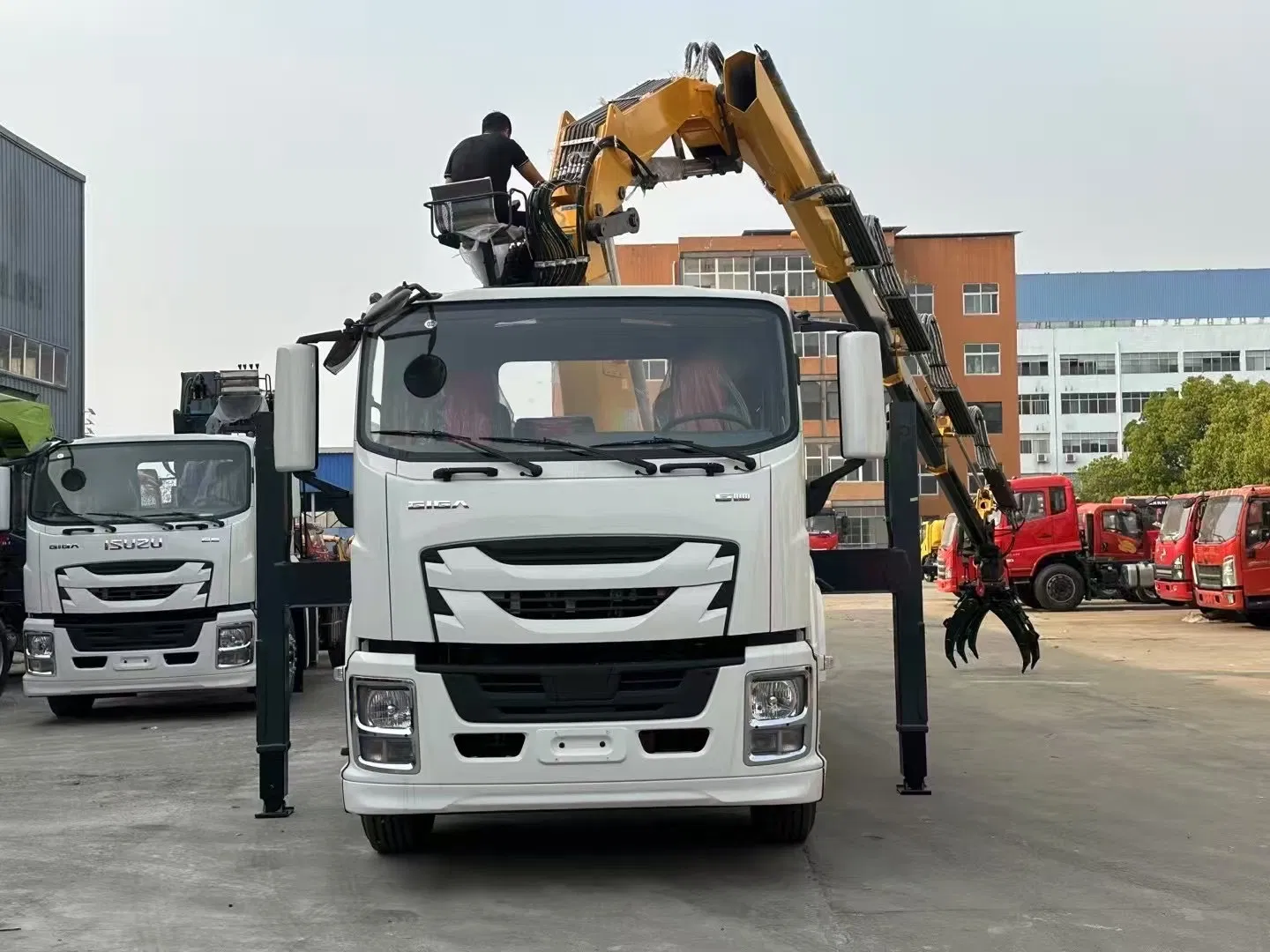 Practical 1suzu 4X2 Flatbed Hauler Truck with Log Grapple Attachment