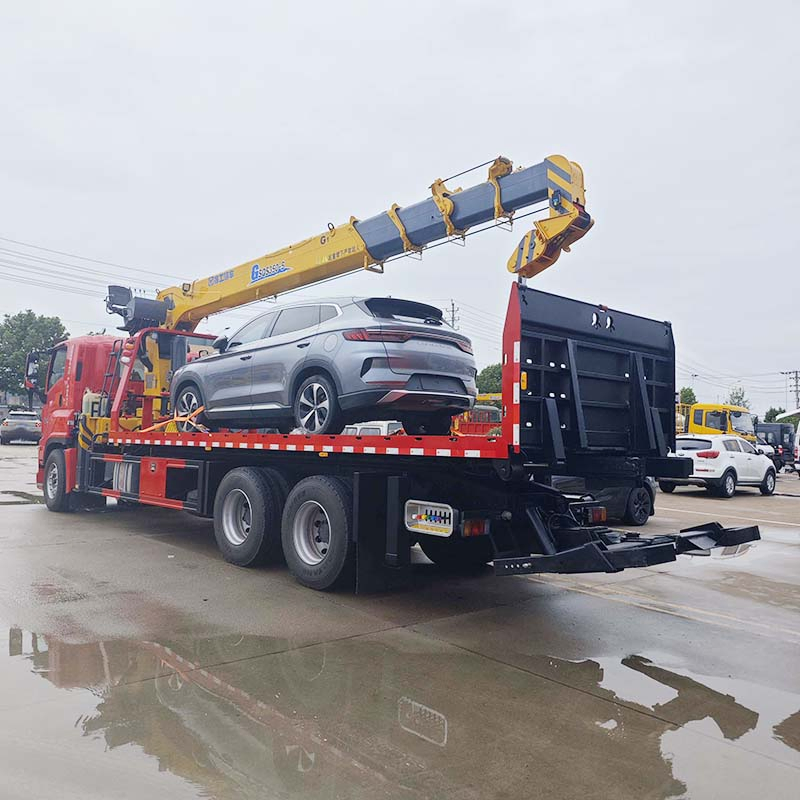 6×4 Integrated Tow Truck Equipped with a 14-Ton Crane, It Can Lift Disabled Vehicles Stuck in Difficult Terrain and Transfer Them to a Flatbed.