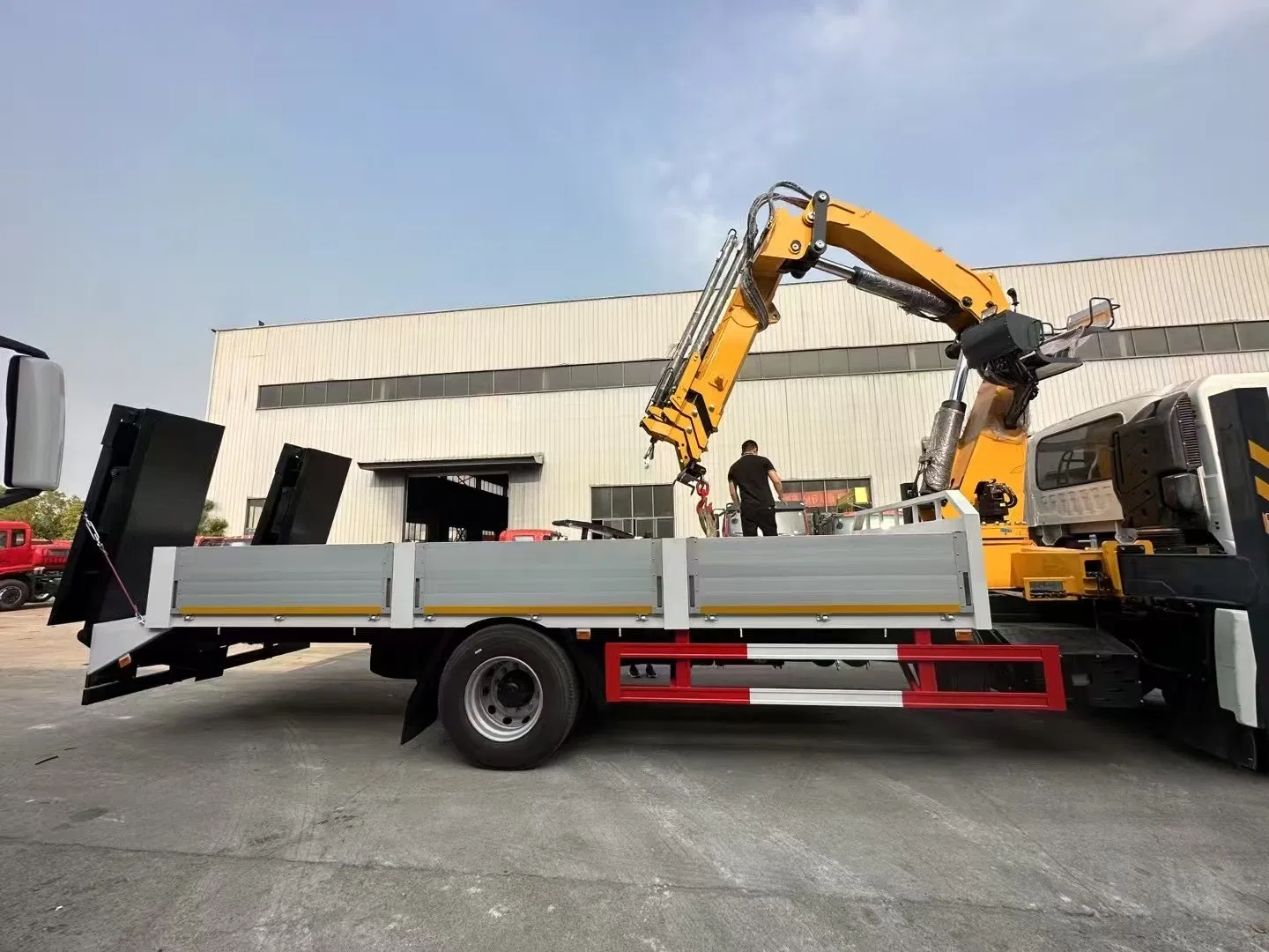 Practical 1suzu 4X2 Flatbed Hauler Truck with Log Grapple Attachment