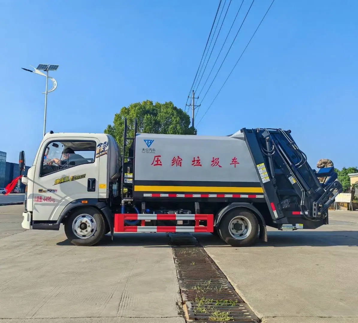 Sinotruk HOWO 4× 2 Compactor Garbage Truck, a Garbage Collection Vehicle