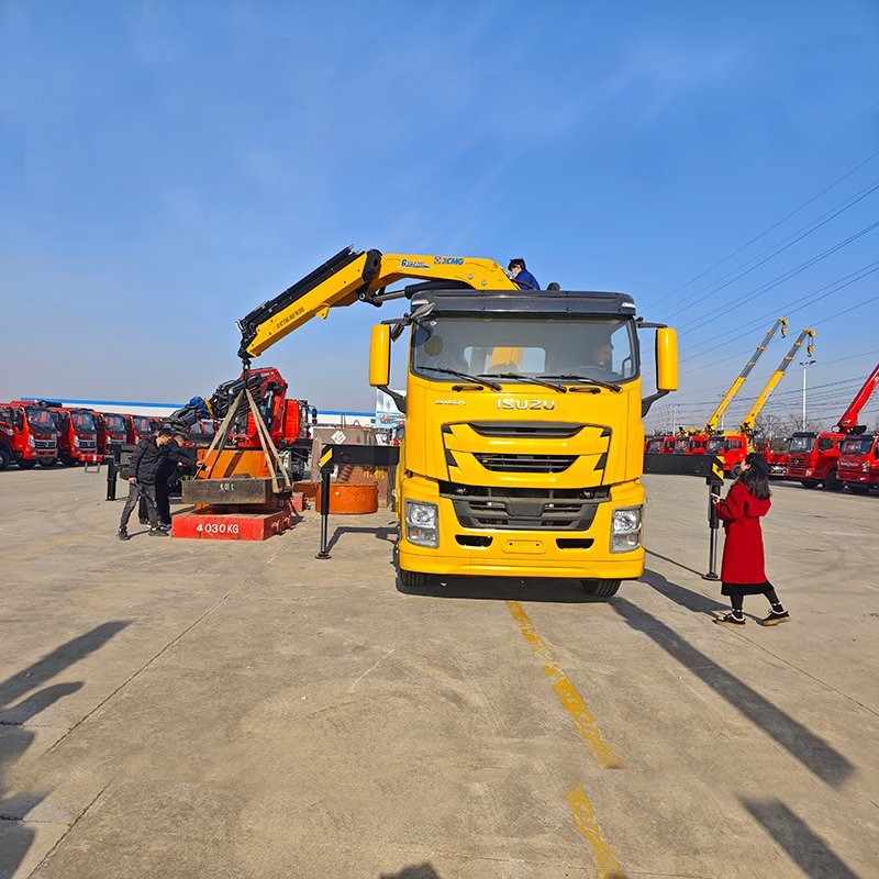 Japanese Brand 4X2 Crane Truck Xugong 10t Crane Truck Crane Arm for Sale