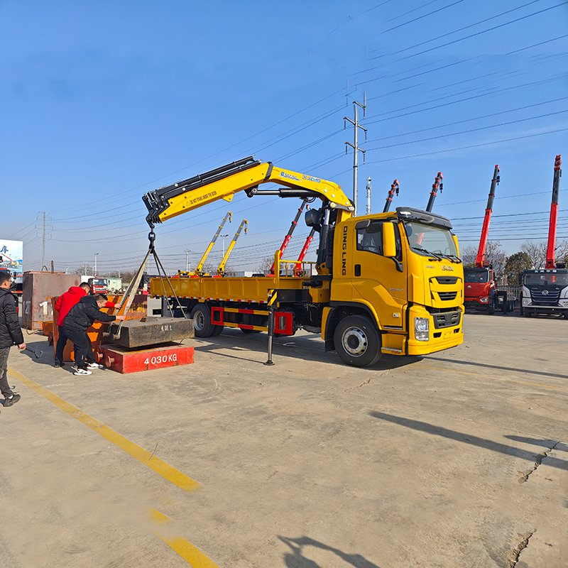 Japanese Brand 4X2 Crane Truck Xugong 10t Crane Truck Crane Arm for Sale