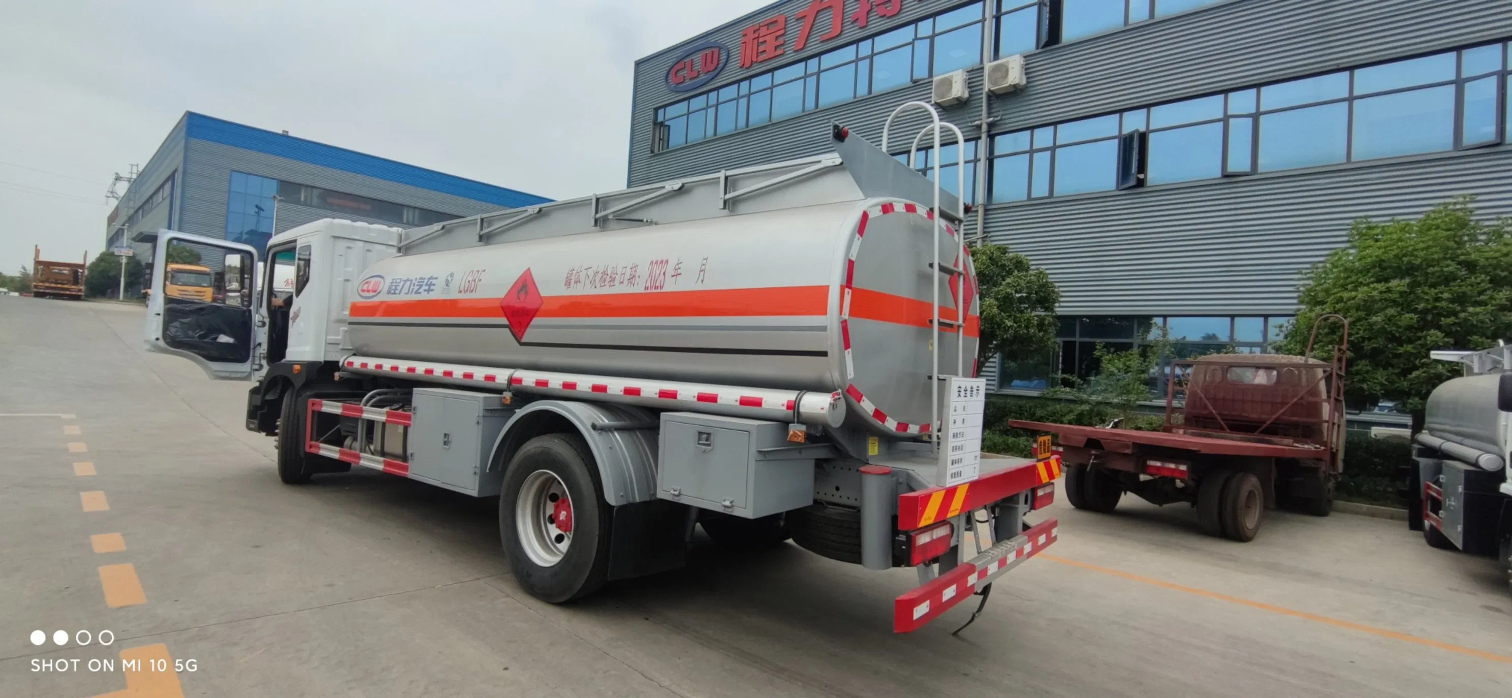 Dongfeng 4X2 13000 Liters Crude Gas Diesel Oil Tanker Fuel Tank Truck with Fuel Dispenser in Pakistan Kenya Low Price and High Quality