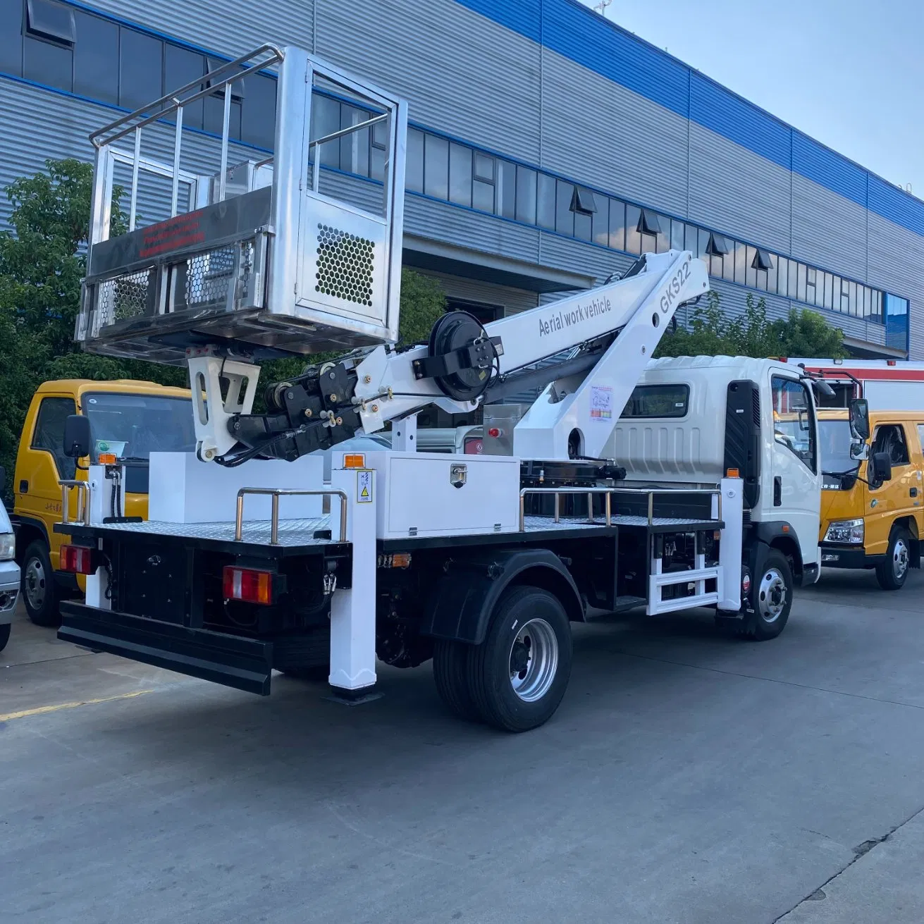 China Factory Made Bucket Lifting Vehicle Isulated Aerial Work Platform Truck