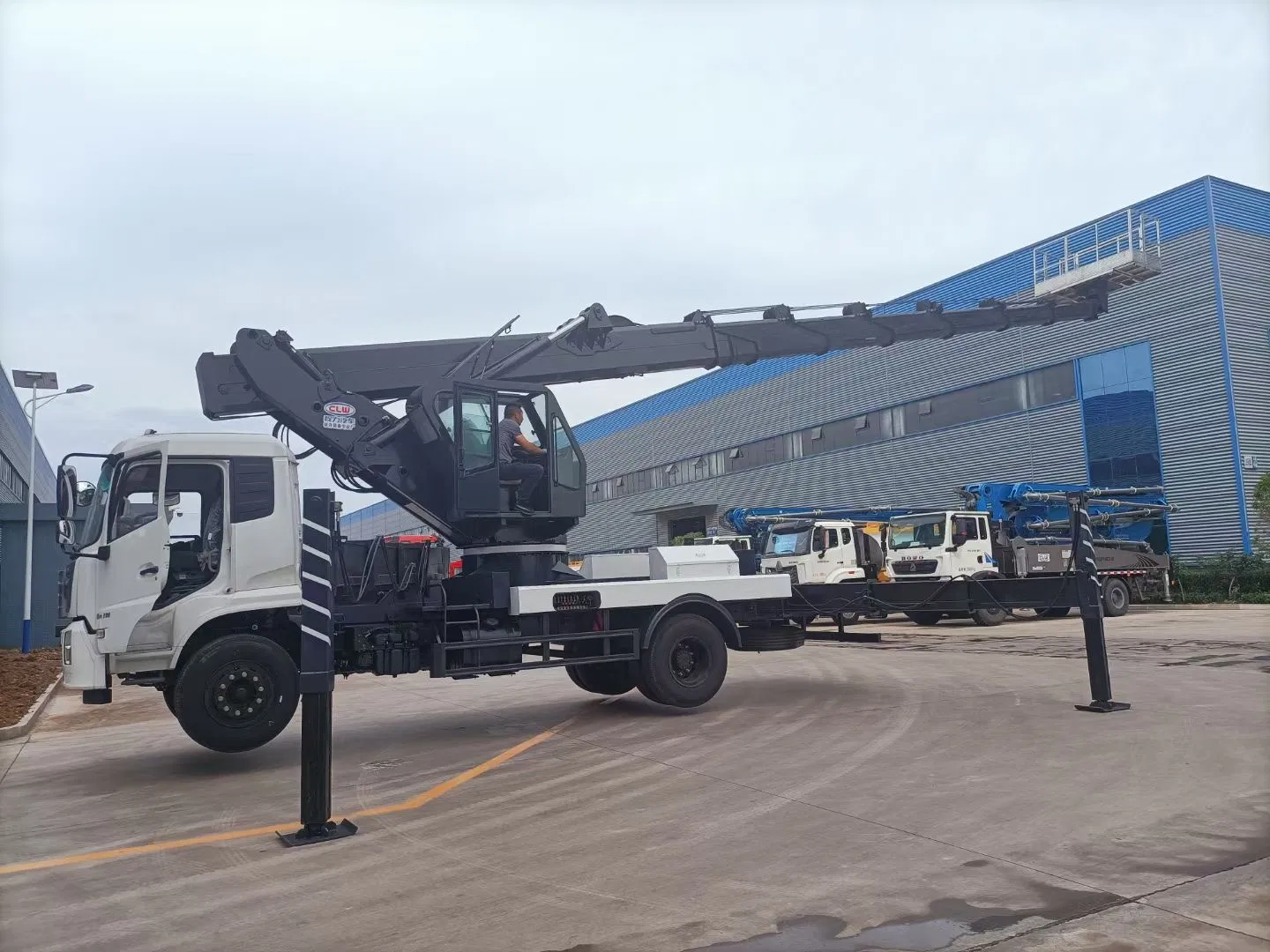 Dongfeng 28 30 32 34 36 38 Meters High Altitude Aerial Working Platform Insulated Bucket Truck Telescopic Arm Manned Lift Aerial Work Vehicle