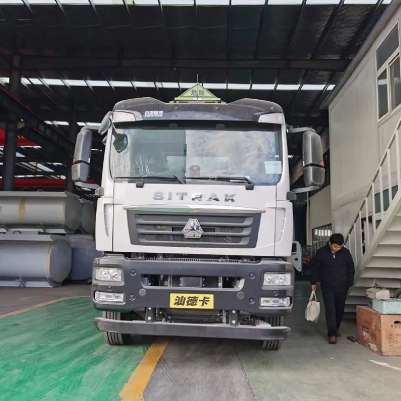 Customized Original Factory LHD or Rhd Oil Tank Truck Chemical Liquid Delivery Transportion Fuel Tanker Truck