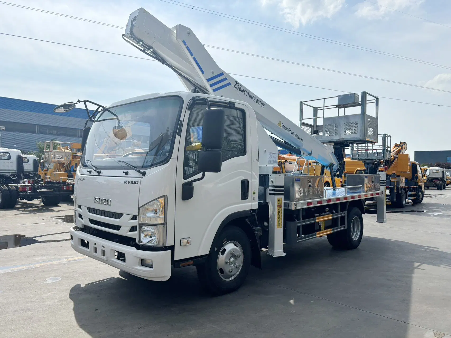 Isuzu Elf 4X2 Drive 24m 28m 33m Hydraulic Ladder Truck Insulated Boom Aerial Work Platform Hanging Basket Hydraulic Ladder Truck