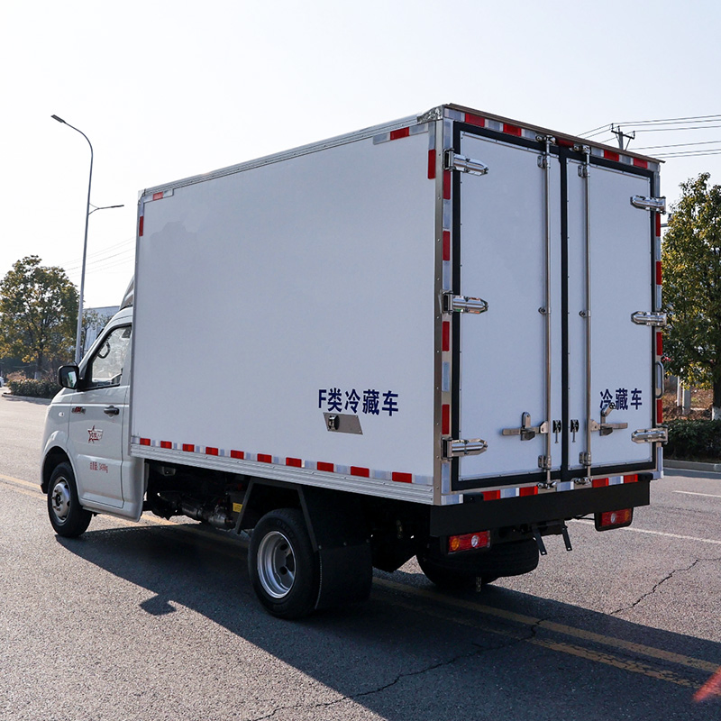 Dongfeng 4X2 Small Chiller Lorry Refrigerator Van Cooling Box Truck for Sale