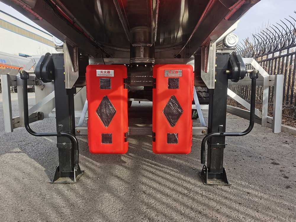 Quality High Strength Automatic China Water Refueling Tanker Low-Fuel-Consumption Compatible Tank Truck Applicable to Southeast Asia