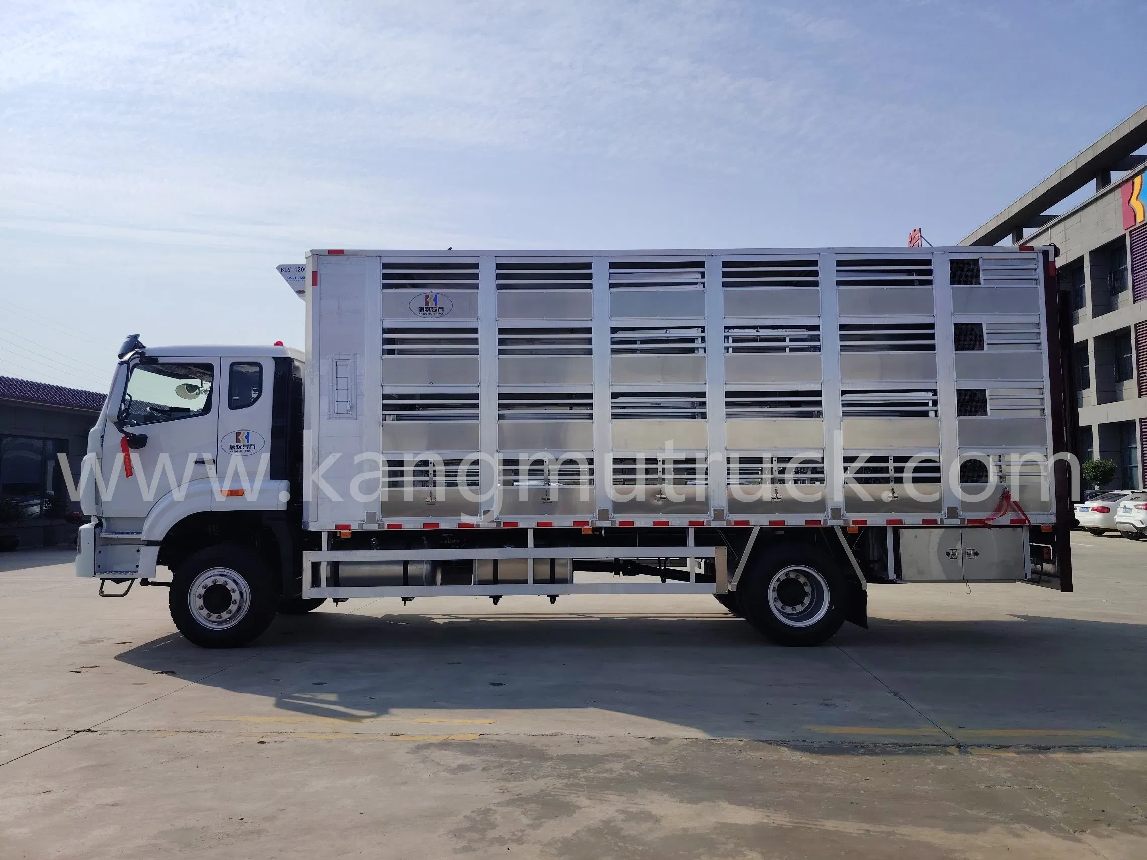 High-Quality 4X2 Drive Configuration Sinotruk Livestock Transport Truck for Pig Transfer
