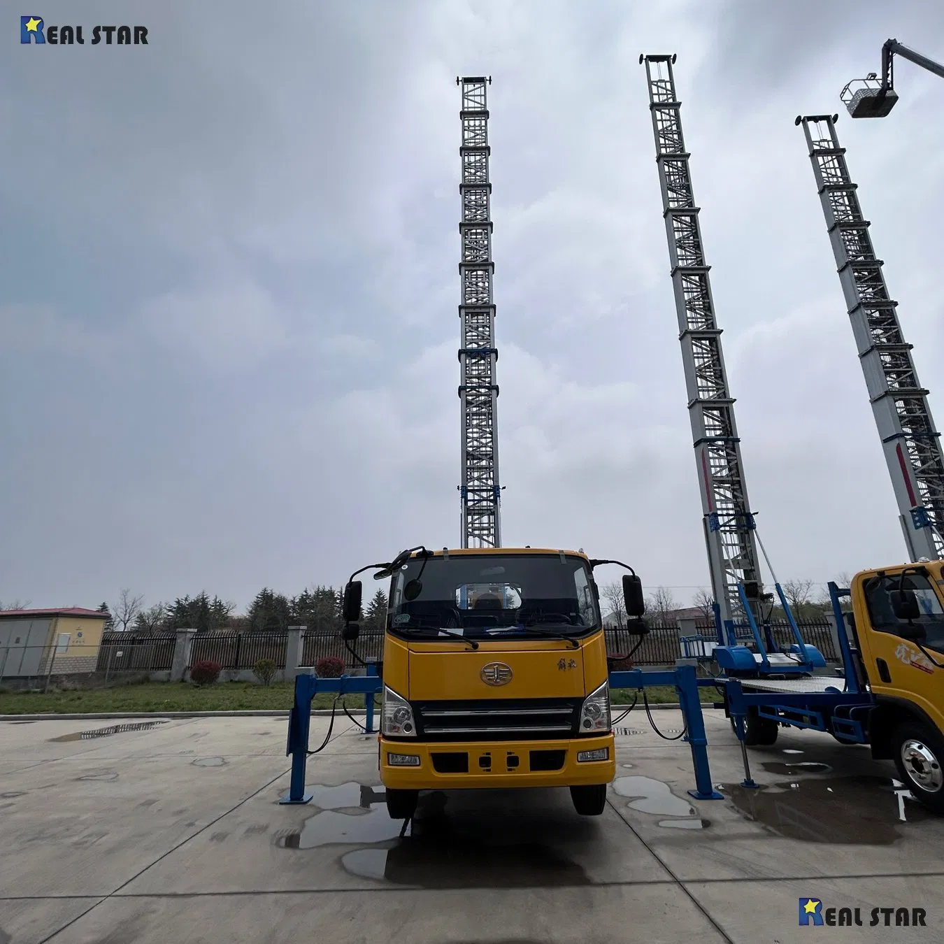 High Altitude Operation 25m 29m 30m 32m 33m 42m 45m 48m Aerial Work Ladder Lift Platform Lifting Pickup Crawler Bucket Hydraulic FAW HOWO Specification Truck