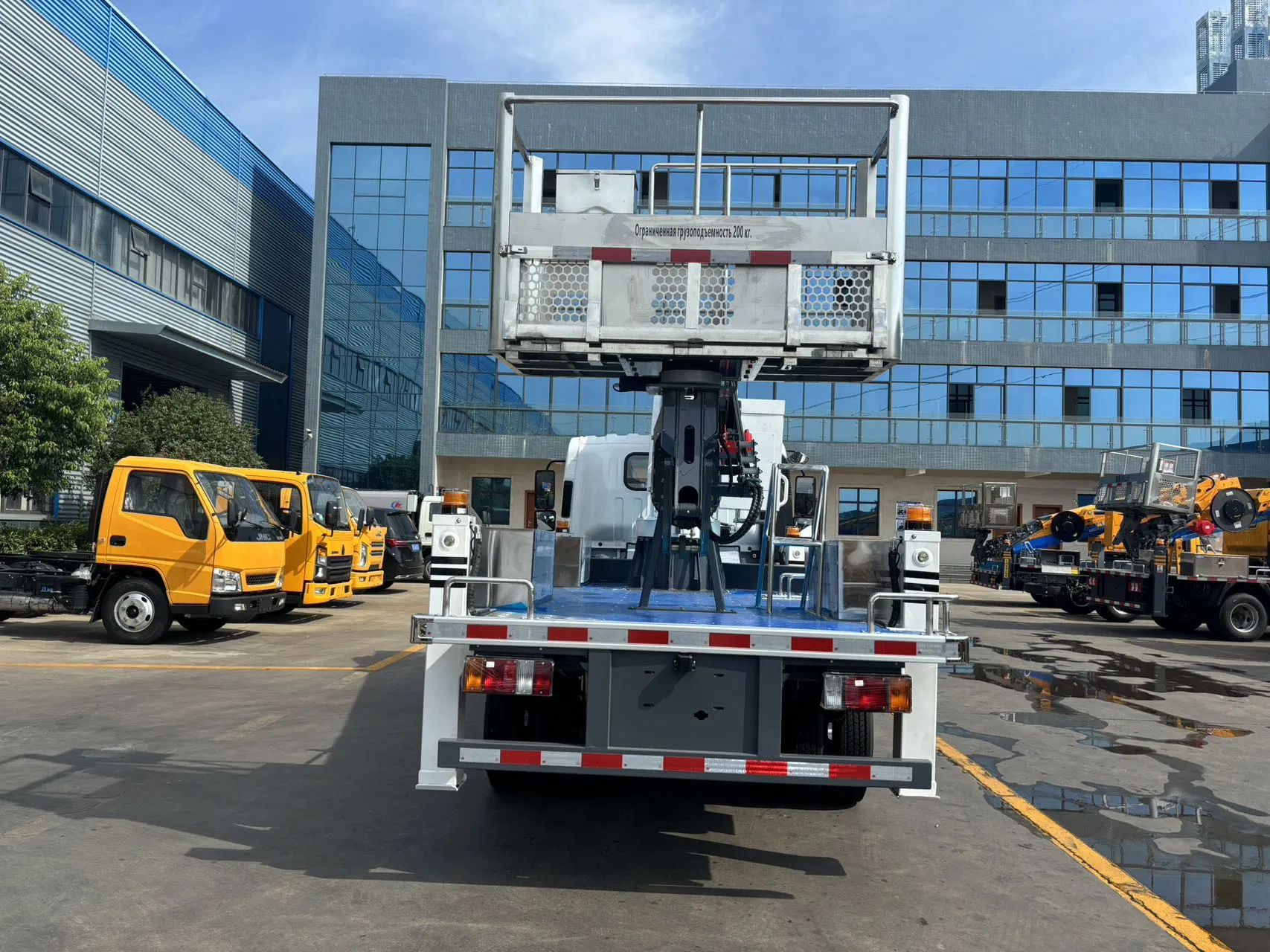 Isuzu Elf 4X2 Drive 24m 28m 33m Hydraulic Ladder Truck Insulated Boom Aerial Work Platform Hanging Basket Hydraulic Ladder Truck