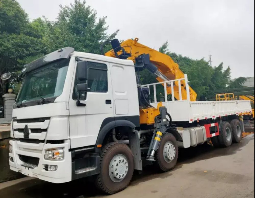 High Quality Sinotruk Shacman Truck Mounted Crane HOWO A7 T7h G7s Cargo Truck 12tons/14tons Hydraulic Folding Telescopic Arm Lorry Van Crane Truck with Fence
