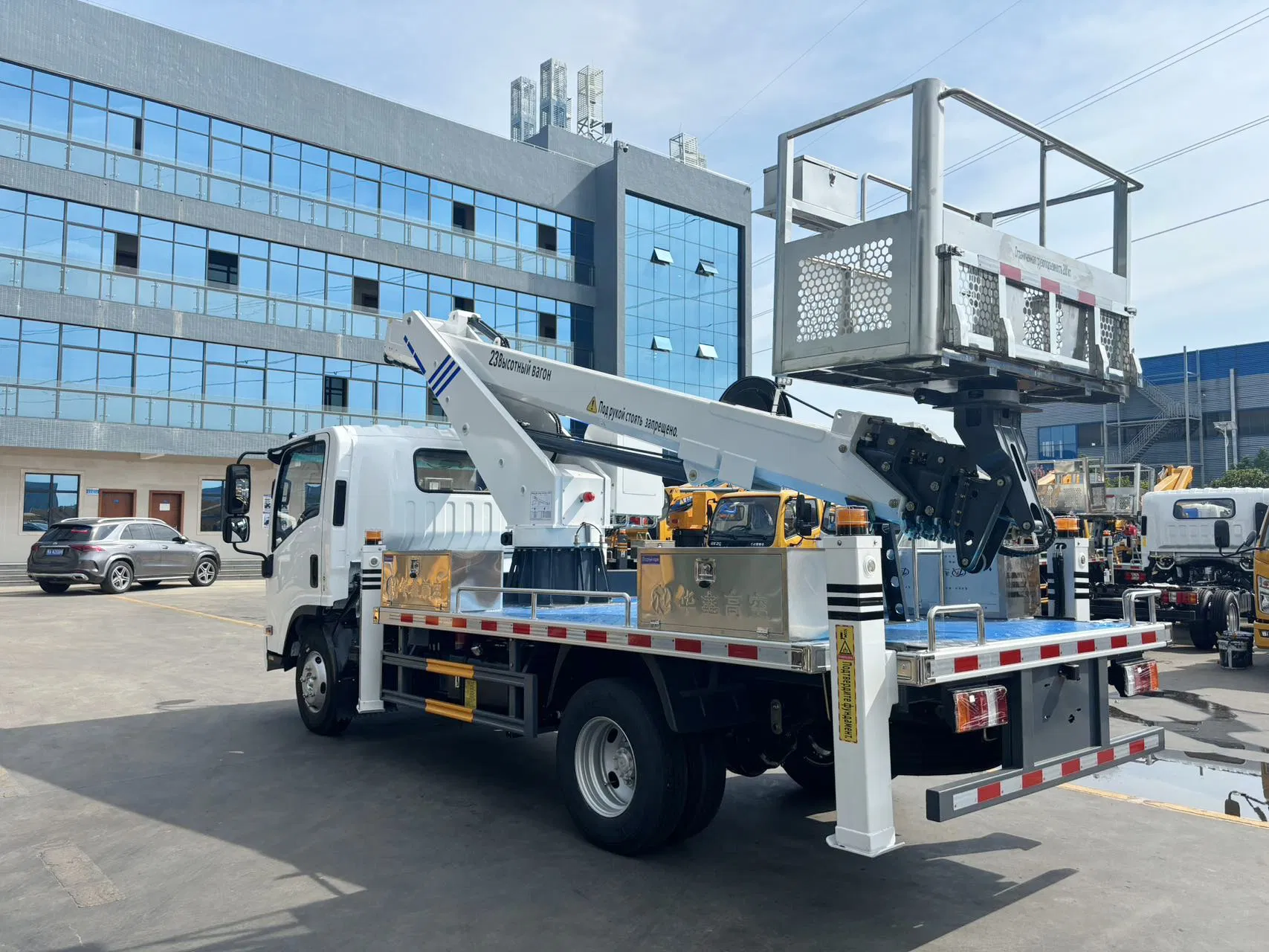 Isuzu Elf 4X2 Drive 24m 28m 33m Hydraulic Ladder Truck Insulated Boom Aerial Work Platform Hanging Basket Hydraulic Ladder Truck