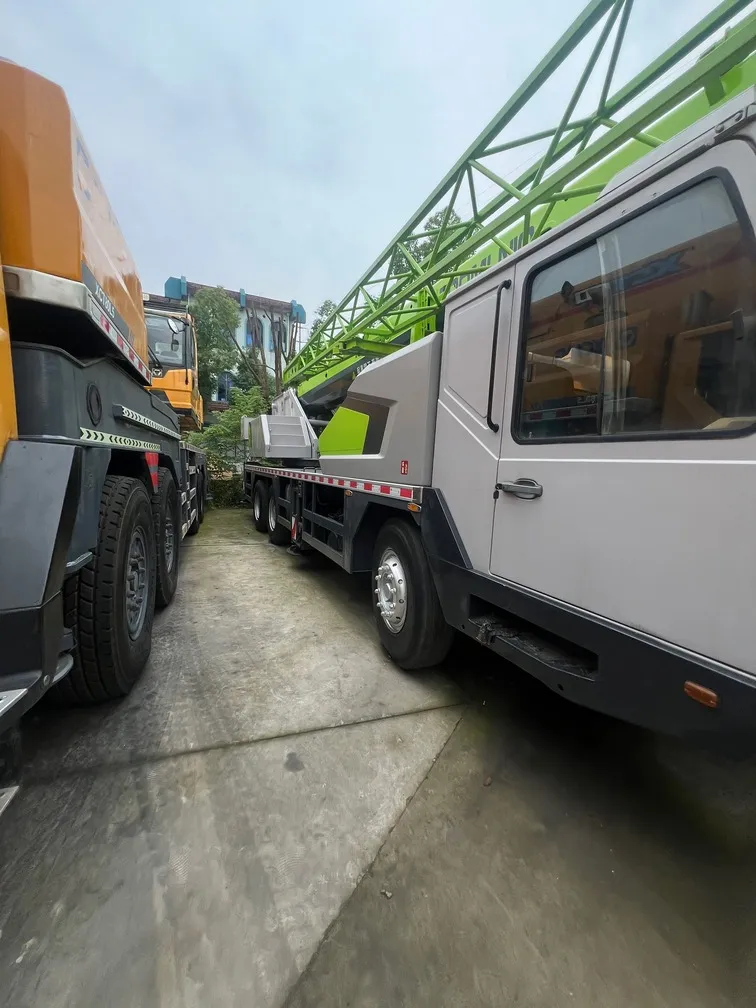 Zoomlion 25ton Truck Crane Side View