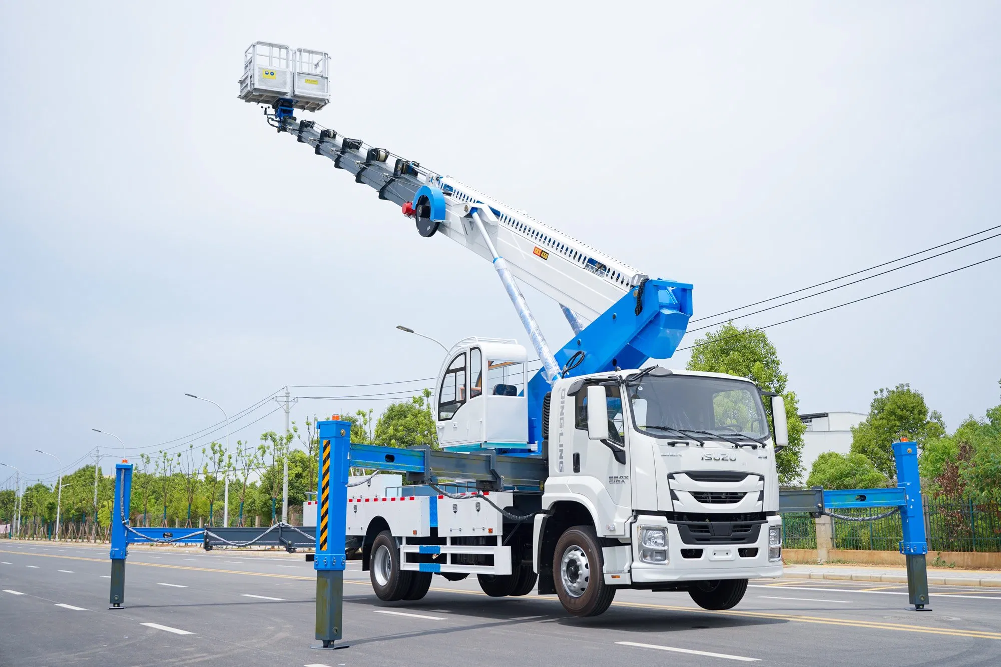 4X2 Hydraulic Aerial Work Platform Truck for Factory Equipment Repair