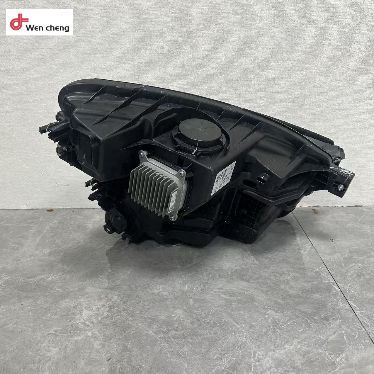 2025 Model Tesla Model Y LED Headlight System Adaptive Lighting 12V New Energy Front Headlamps in 6000K 8000K Color Temperatures