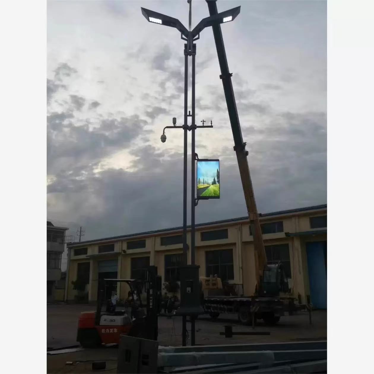 Smart Street Lamp Smart Lamp Pole with Security Monitoring Electric Car Charge for Smart City Outdoor Smart Lighting