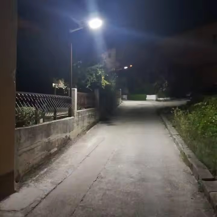 LiFePO4 Batteries Outdoor Waterproof 200W 300W 400W 500W 1000W 2000W IP67 Aluminum All in Two Solar Street Light