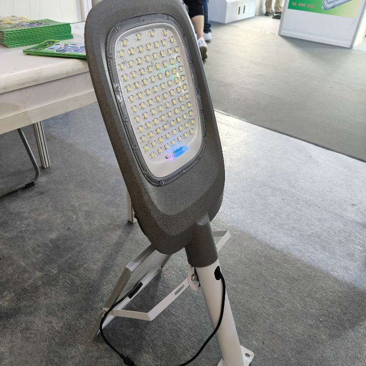 Aluminum RoHS CE 5000 Lumens High Efficiency Lithium Battery All in Two 80 Watt 120 Watt Solar Antique Street Light