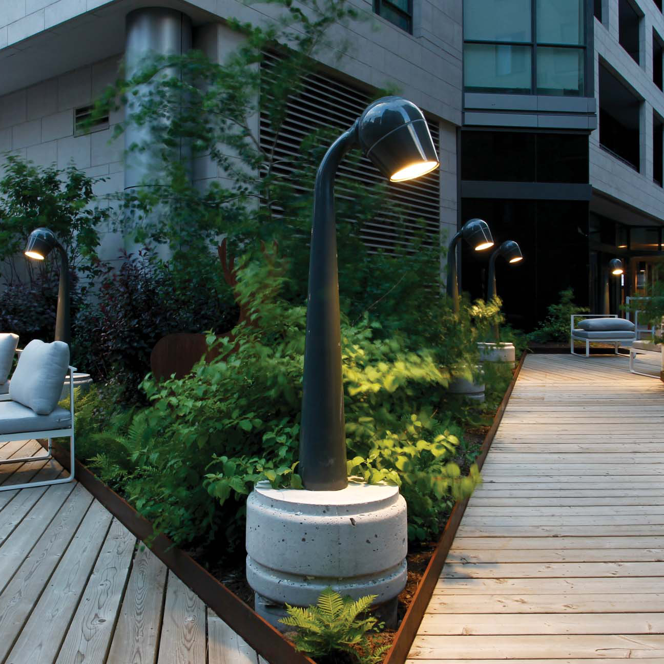 Outdoor 12 Volt LED Landscape Lighting Warm White Aluminum Lawn Lights with Type IP65 Rating 220V Voltage