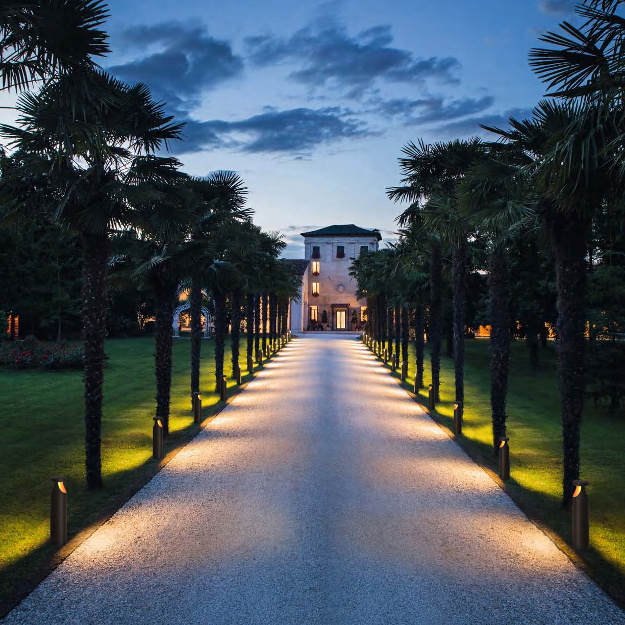 Outdoor 12 Volt LED Landscape Lighting Warm White Aluminum Lawn Lights with Type IP65 Rating 220V Voltage