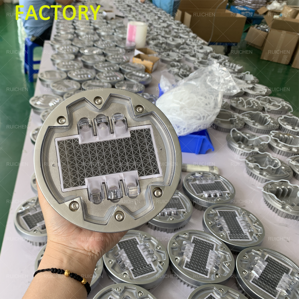 IL300 Solar Road Stud Waterproof IP68 Embedded LED Highway Safety Reflective Pavement Marker Lights Solar Road Marker