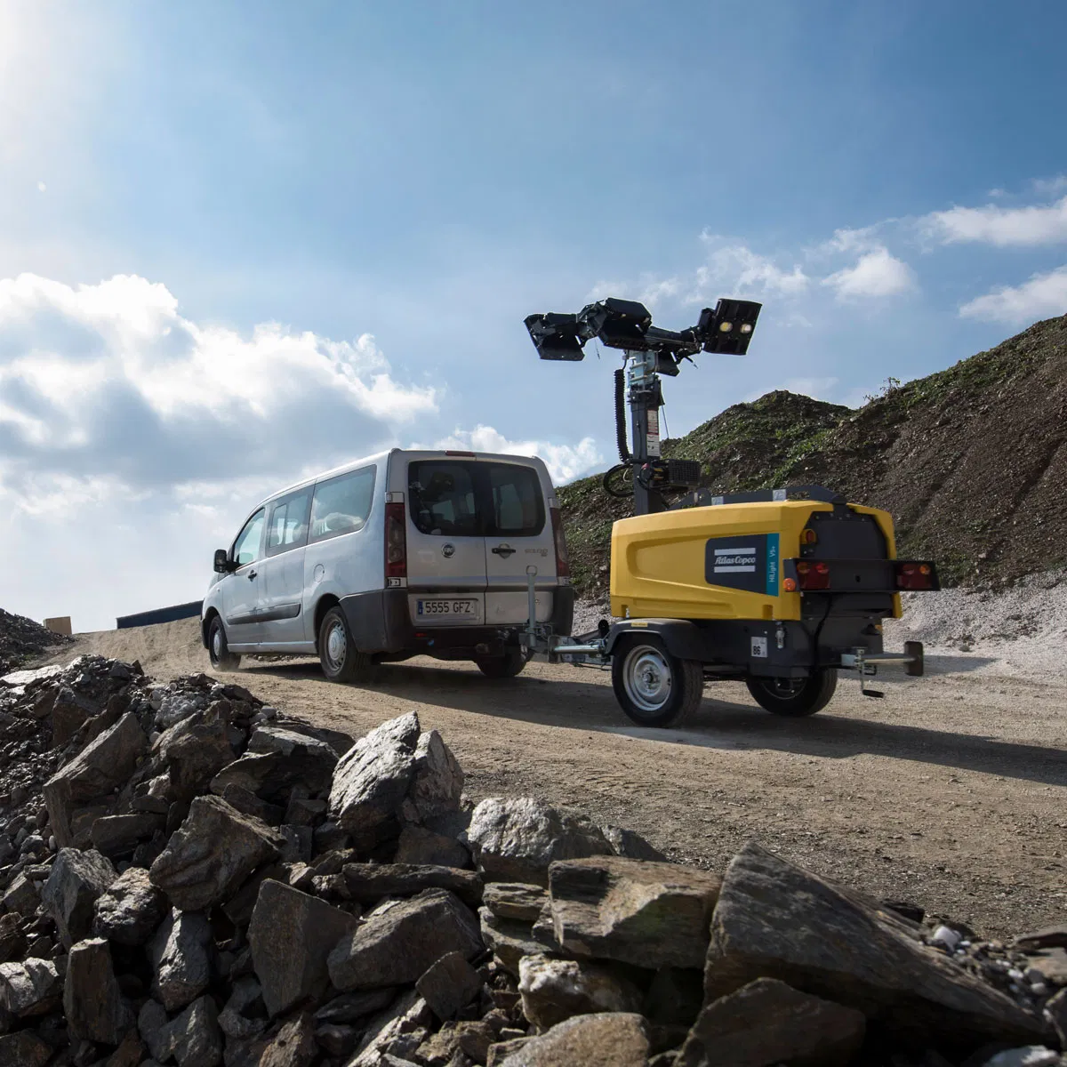 Atlas Eco-Friendly Ms4 Solar-Powered Lighting Truck with Strong Charging Capacity