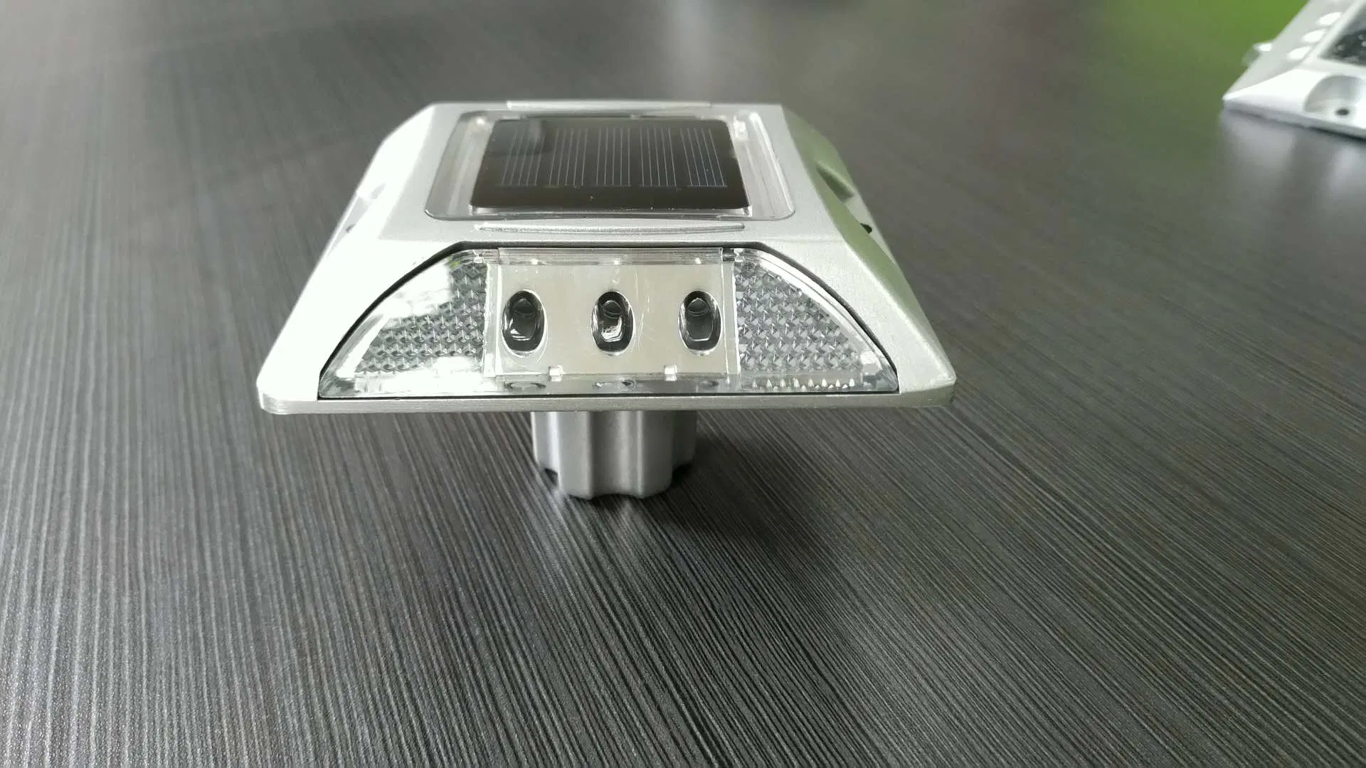 Solar Powered Road Stud Aluminum High Quality Made in China LED Garden Lighting and Circuitry Design