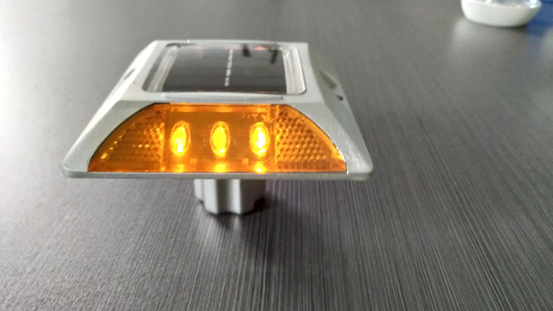 Solar Powered Road Stud Aluminum High Quality Made in China LED Garden Lighting and Circuitry Design