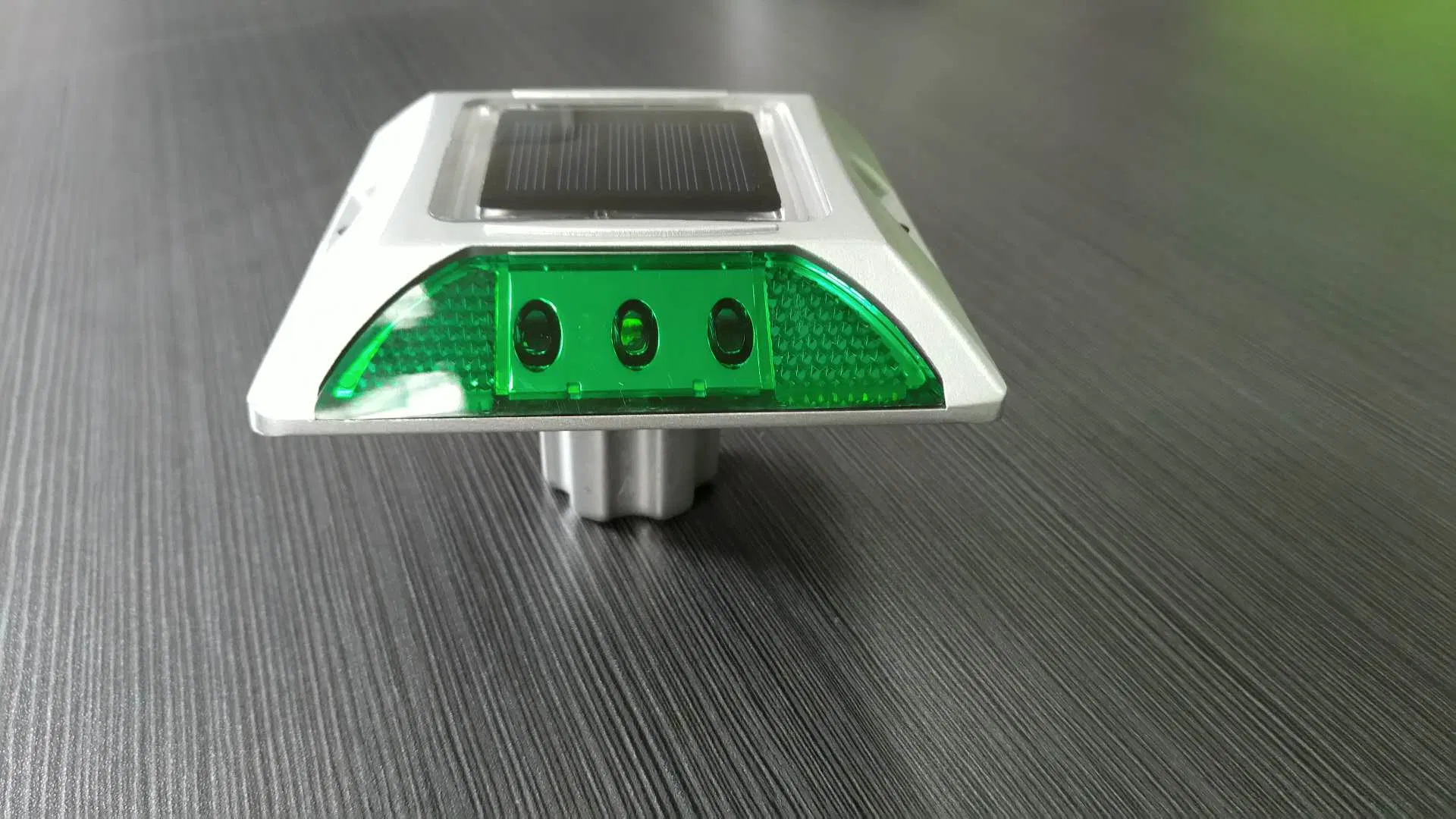Solar Powered Road Stud Aluminum High Quality Made in China LED Garden Lighting and Circuitry Design