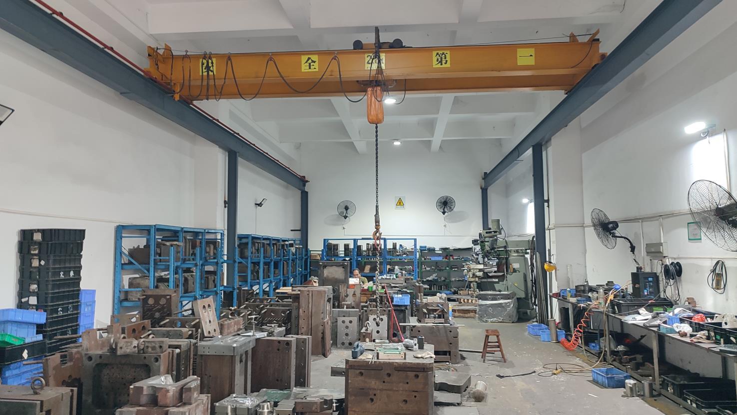 LED light housing molding process at Lijah Light factory