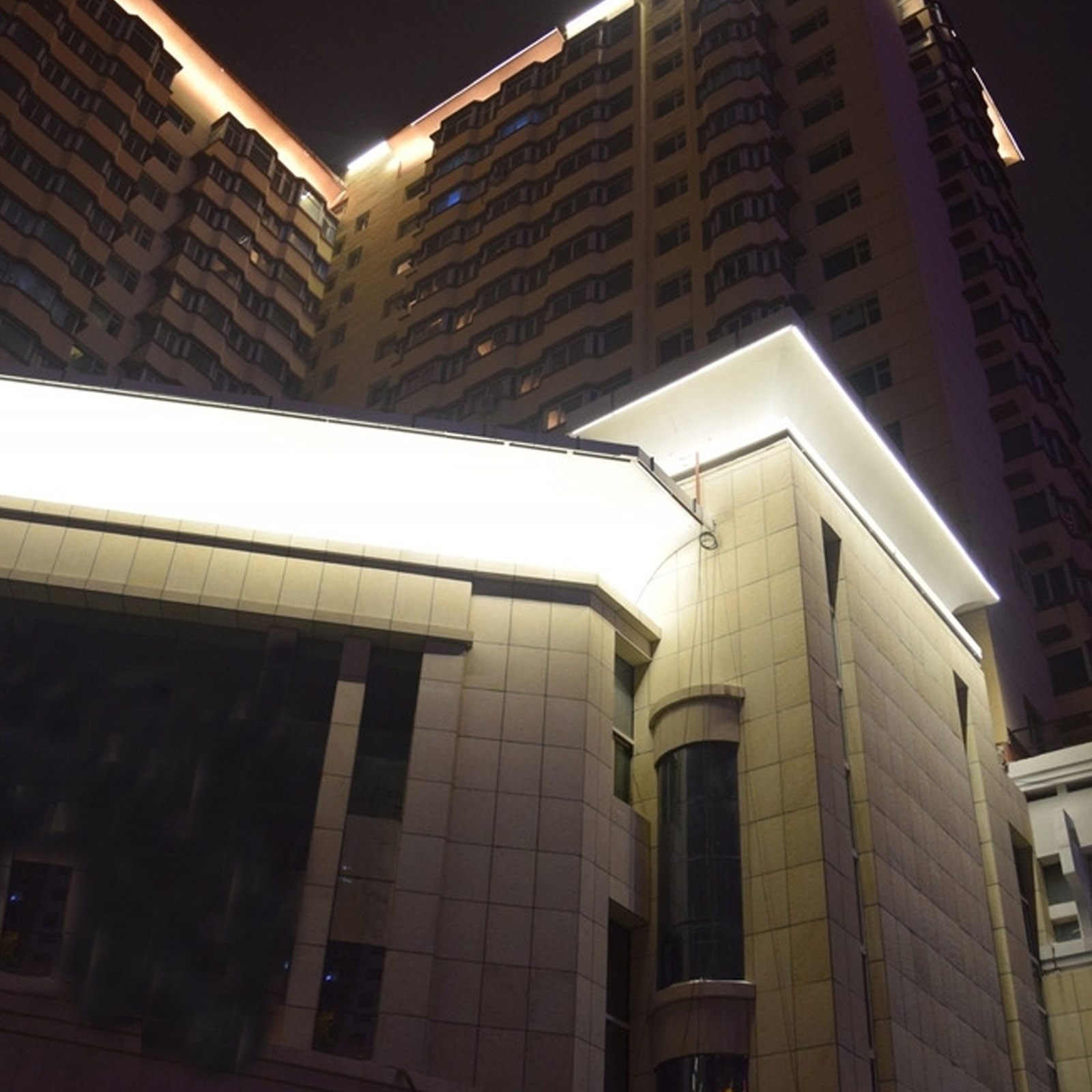 LED wall washer light application bridge