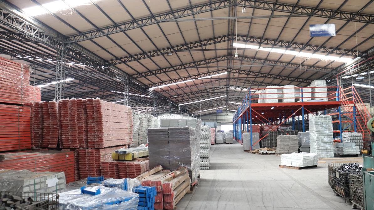 Lijin heavy-duty pallet racking system assembled in warehouse