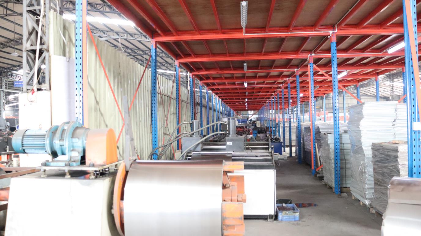 Lijin R&D engineering team designing custom warehouse racking configurations