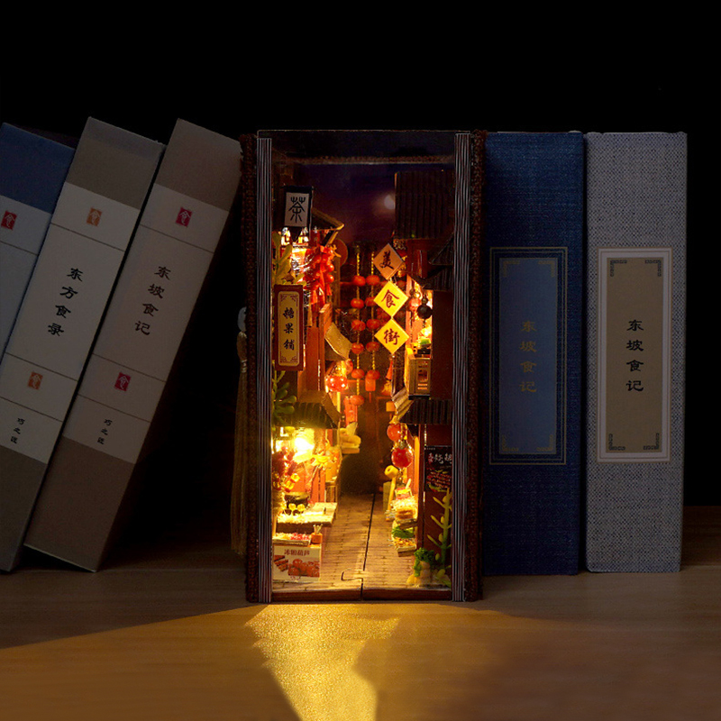 Book nook closed exterior display on bookshelf