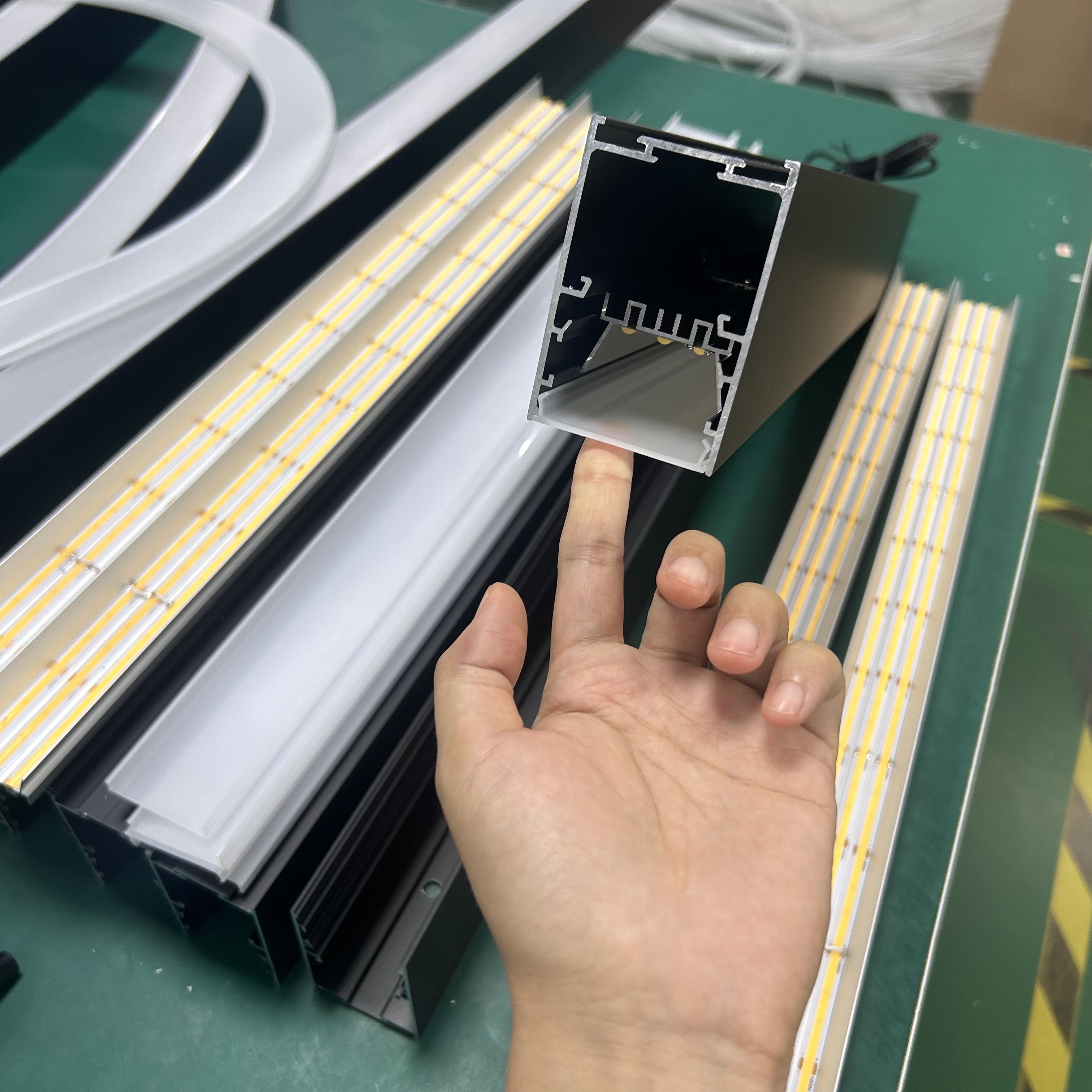 20W-80W Dimmable LED Linear Ceiling Light Suspended Linkable Aluminum Profile Bar Light for Office &amp; School Lighting