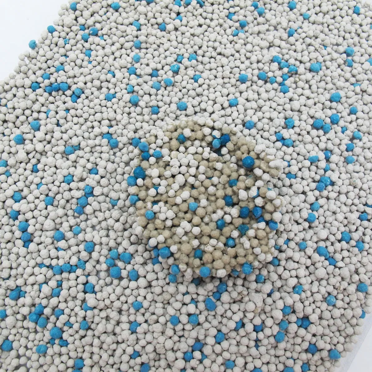 Fábrica OEM Chinesa Lojas Atacadistas Controle de Odor 1-4mm Areia de Bentonita em Bolas Minério Mineral Importado da América Areia para Gato Acessório para Gato
