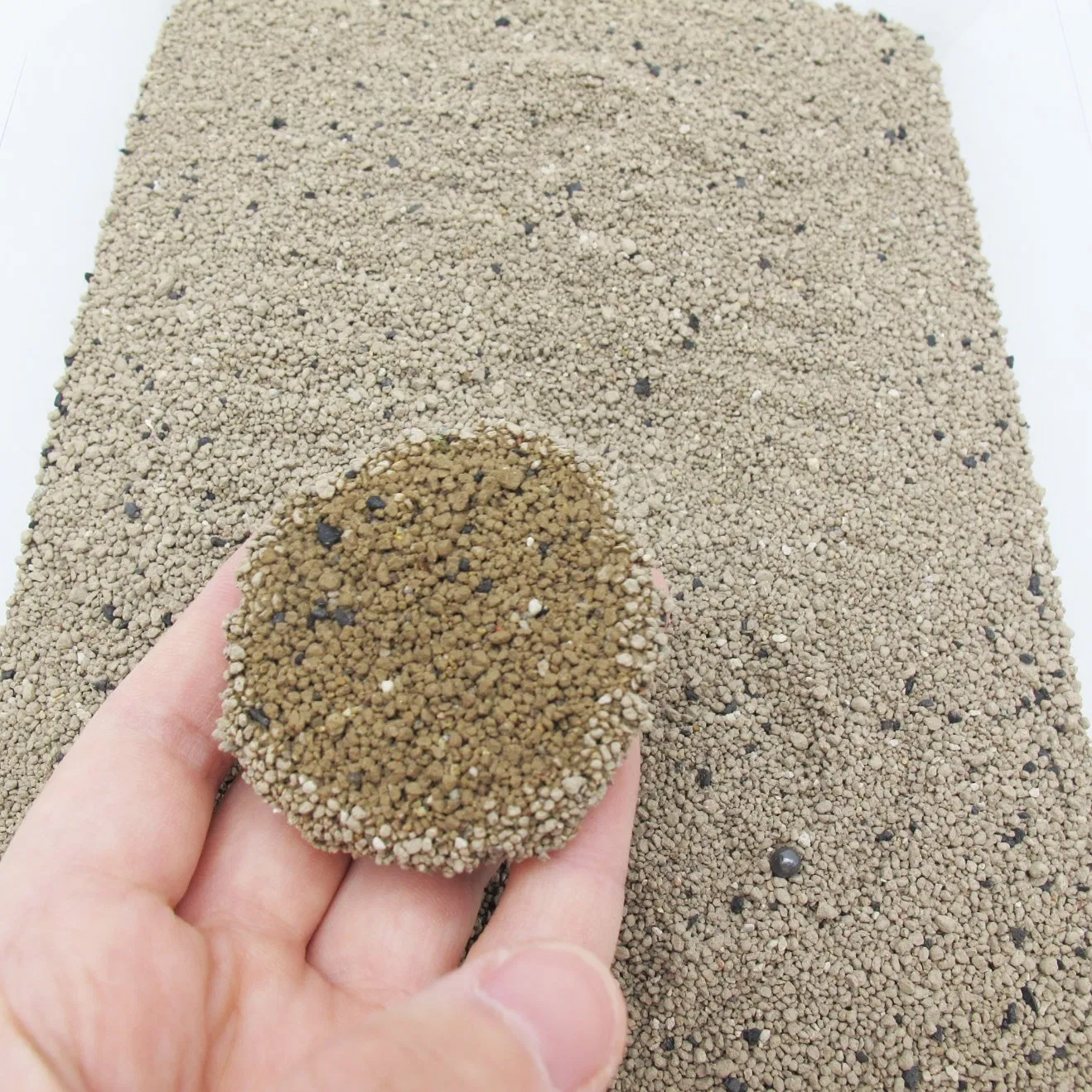 Fácil de colher, durável, forte, absorvente, forma de bola, partículas de carbono ativado, mineral natural à base de sódio, areia para gatos de bentonita triturada, acessórios para animais de estimação