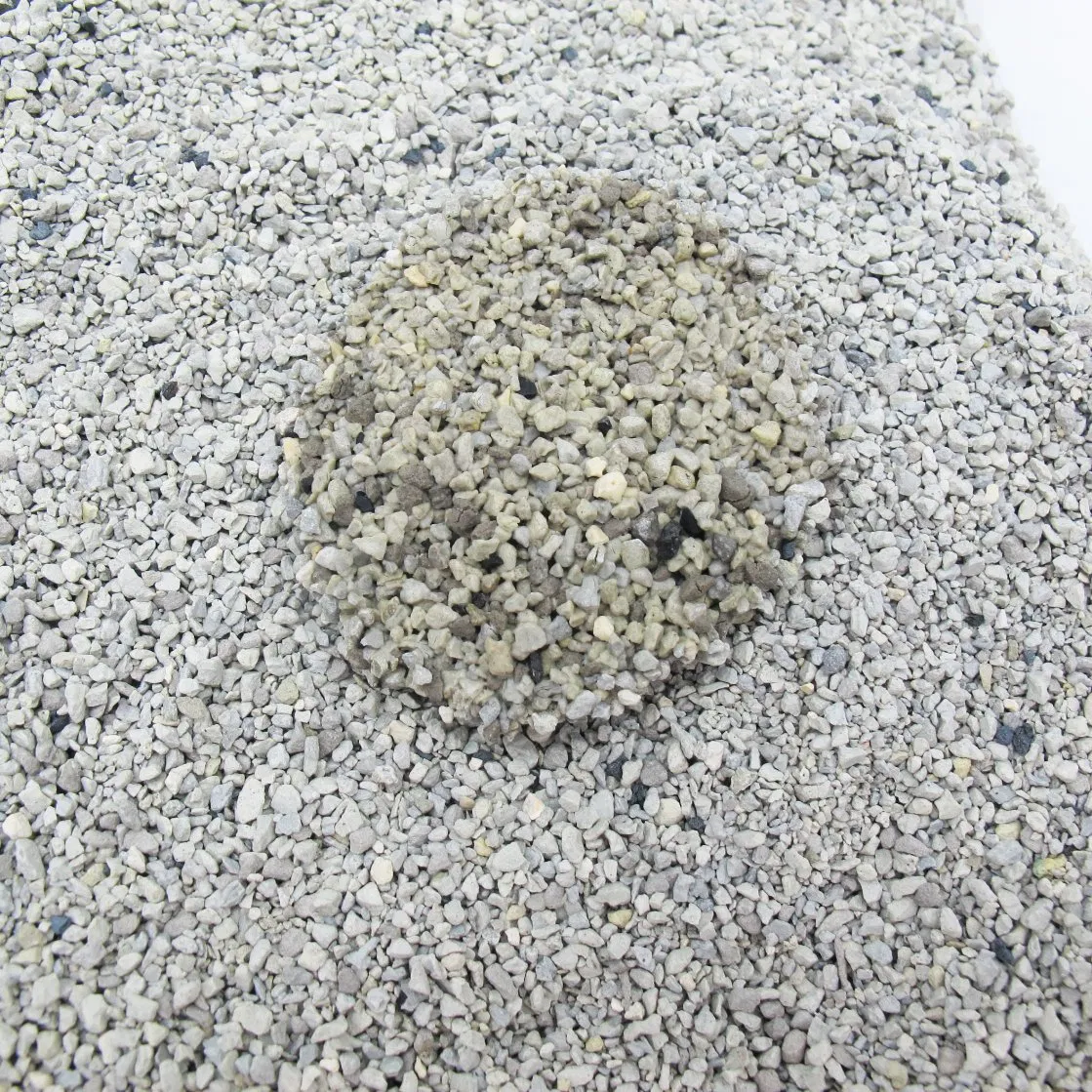 Fábrica OEM Chinesa Lojas Atacadistas Controle de Odor 1-4mm Areia de Bentonita em Bolas Minério Mineral Importado da América Areia para Gato Acessório para Gato