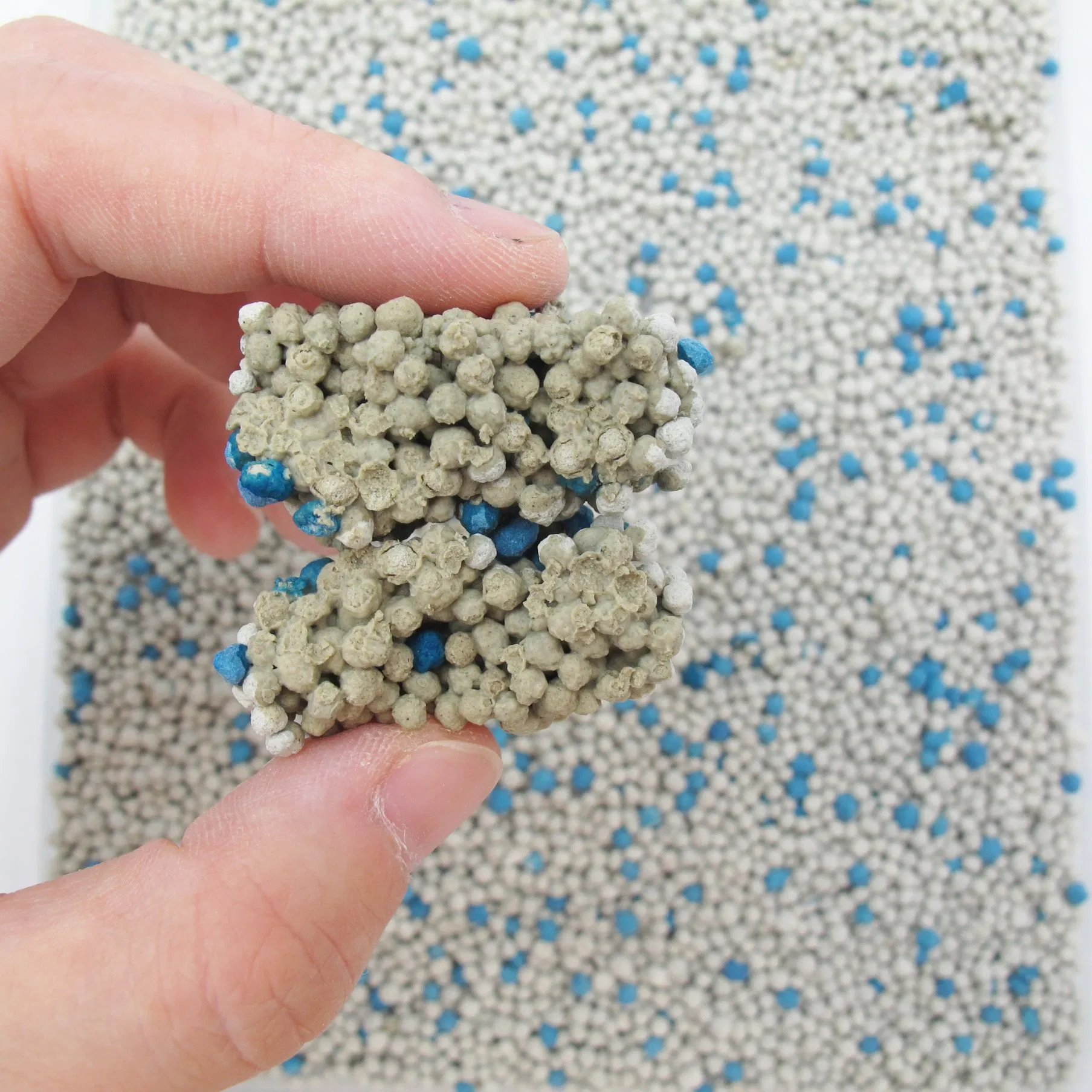 Fábrica OEM Chinesa Lojas Atacadistas Controle de Odor 1-4mm Areia de Bentonita em Bolas Minério Mineral Importado da América Areia para Gato Acessório para Gato