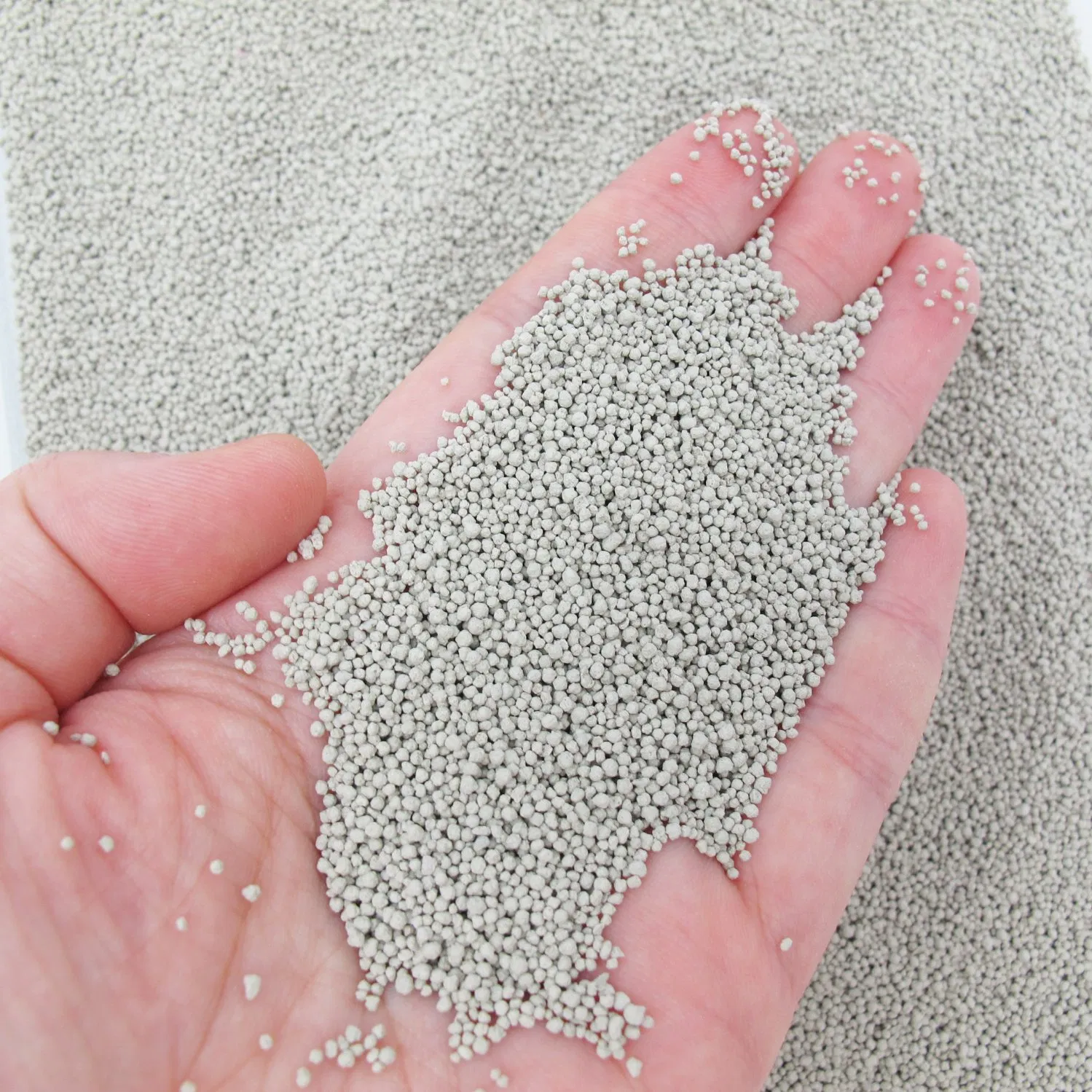 Fácil de colher, durável, forte, absorvente, forma de bola, partículas de carbono ativado, mineral natural à base de sódio, areia para gatos de bentonita triturada, acessórios para animais de estimação