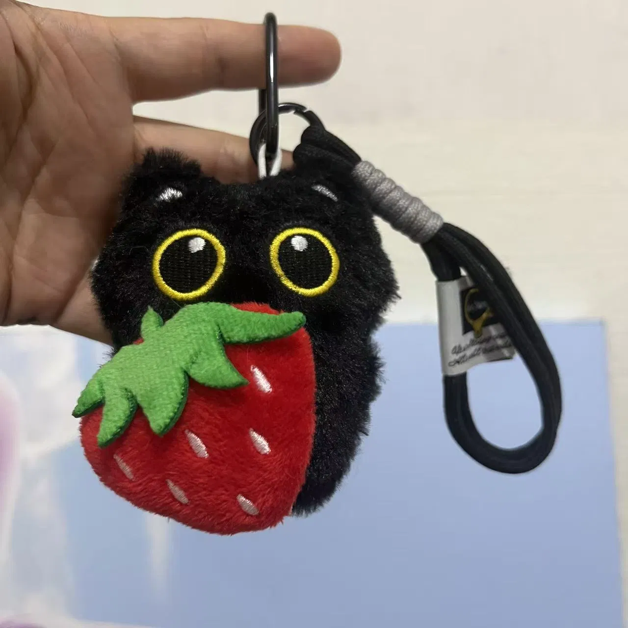 Novo Doce Legal Morango Gato Preto Pelúcia Chaveiro Brinquedo Fofo Acessório de Mochila Estudante