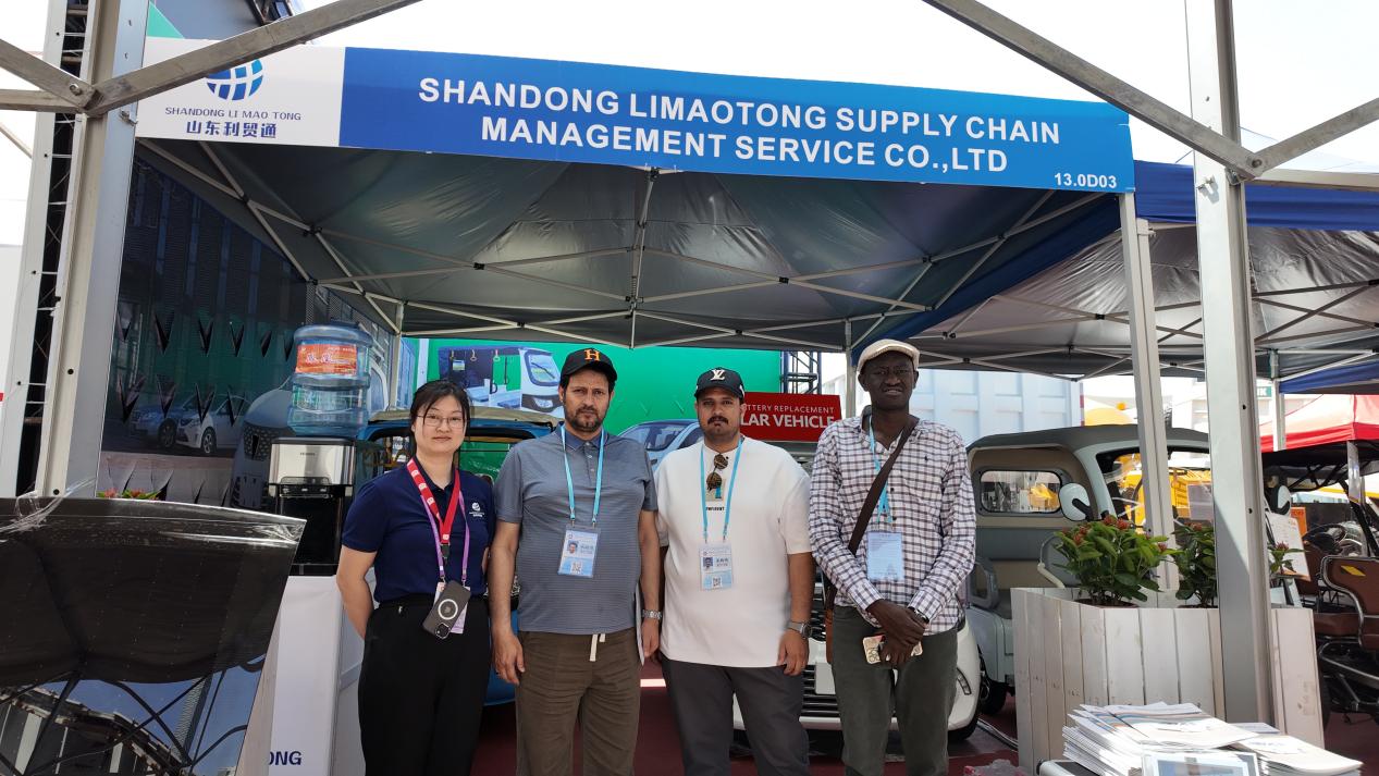 Li Mao Tong — Canton Fair booth with full product lineup display