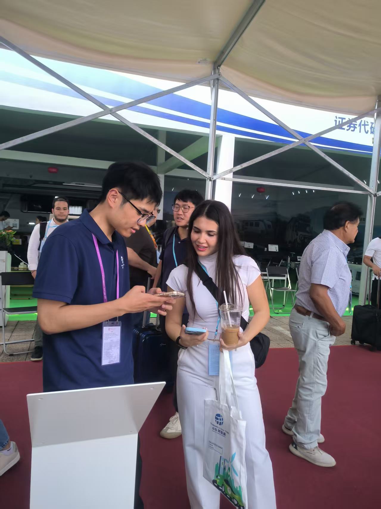 Li Mao Tong exhibition booth — product demonstration for international buyers